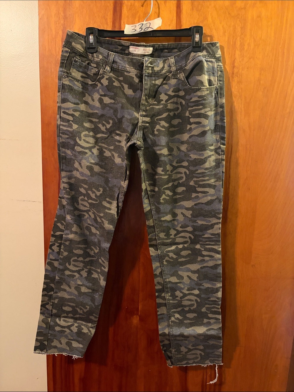 No Boundaries Women's Camo Cropped Ankle Jeans - Green/Gray